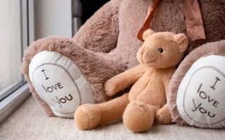 O que observar ao comprar tecido de pelúcia longo? Descubra o que é essencial observar ao comprar tecido de pelúcia longo e garanta a escolha perfeita para seus projetos de decoração e costura. Quando o assunto é criar peças elegantes e aconchegantes, comprar tecido de pelúcia longo é uma decisão estratégica. A textura densa e macia desse material confere um charme especial a qualquer projeto. Mas, antes de investir, é fundamental conhecer as características que garantem a qualidade do tecido. Afinal, um bom tecido de pelúcia pode transformar o resultado final, entregando beleza e durabilidade. Se você deseja acertar na escolha, acompanhe este guia completo e descubra os principais pontos a serem analisados na hora de comprar tecido de pelúcia longo. Entenda o que é o tecido de pelúcia longo O tecido de pelúcia longo é conhecido por sua pelagem alta, com opções que chegam a 70mm de altura. Esse tipo de tecido se destaca pela maciez extrema, proporcionando uma experiência tátil irresistível. Ideal para confecção de cobertores, almofadas, roupas de inverno e brinquedos, ele alia conforto à sofisticação. Sua textura encorpada e visual exuberante fazem dele uma escolha versátil para diversos projetos. Disponível em variadas cores e estilos, esse tecido ainda permite personalizar peças, combinando praticidade e requinte de forma harmoniosa. Especificações que você deve analisar Na hora de comprar tecido de pelúcia longo, alguns detalhes técnicos precisam ser observados para garantir a escolha ideal: Altura do pêlo: existem variações, sendo comuns as alturas de 55mm e 70mm. Quanto maior o pêlo, mais luxuoso o efeito visual e o toque; Composição: a cobertura (pêlo) e a base (malha) são feitas 100% de poliéster, material que proporciona durabilidade, resistência e facilidade de limpeza; Largura útil: normalmente de 160 cm, essa medida é importante para calcular o aproveitamento do tecido em projetos maiores; Tamanho dos rolos: em geral, vendidos em rolos de aproximadamente 30 metros, ideal para quem trabalha com produção em escala; Essas especificações influenciam diretamente no resultado final do projeto e precisam ser consideradas para não haver surpresas. A importância da origem e da qualidade do fornecedor Ao comprar tecido de pelúcia longo, confiar em fornecedores experientes é crucial. Empresas consolidadas no mercado, como a Domycryl, são referências nesse segmento. Com 25 anos de experiência, a Domycryl oferece tecidos de pelúcia de alta qualidade, desenvolvidos com rigoroso controle de fabricação. Desde 1998, a empresa se especializou em entregar soluções completas e qualificadas para quem busca o melhor em pelúcia. Optar por fornecedores reconhecidos não apenas garante um produto de confiança, mas também um atendimento diferenciado, capaz de apoiar todas as etapas do seu projeto. Como cuidar do tecido de pelúcia longo A conservação do tecido de pelúcia longo é simples, mas exige alguns cuidados para manter sua beleza e maciez: Lavagem: prefira a lavagem à mão ou em ciclo delicado, com sabão neutro; Secagem: deixe secar à sombra para evitar o ressecamento das fibras; Armazenagem: guarde em locais secos e arejados, evitando amassados; Penteabilidade: para revitalizar o volume do pêlo, utilize escovas macias. Essas práticas garantem que suas peças mantenham o visual sofisticado por muito mais tempo. Comprar tecido de pelúcia longo com segurança e qualidade Ao decidir comprar tecido de pelúcia longo, não basta escolher apenas pelo visual. Observar especificações técnicas, verificar a reputação do fornecedor e analisar as necessidades do projeto são passos fundamentais. A Domycryl, com sua expertise e variedade de produtos, é a escolha certa para quem busca tecidos de pelúcia premium. Conte com um atendimento especializado e encontre a solução ideal para transformar suas ideias em projetos de sucesso. Solicite agora mesmo um orçamento personalizado e descubra como nossos tecidos de pelúcia longo podem elevar o padrão das suas criações!