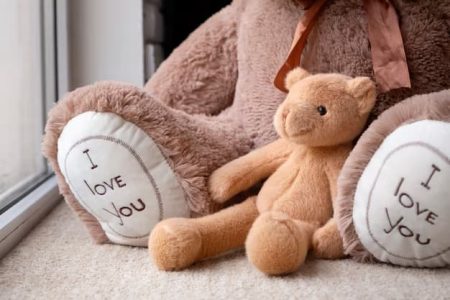 O que observar ao comprar tecido de pelúcia longo? Descubra o que é essencial observar ao comprar tecido de pelúcia longo e garanta a escolha perfeita para seus projetos de decoração e costura. Quando o assunto é criar peças elegantes e aconchegantes, comprar tecido de pelúcia longo é uma decisão estratégica. A textura densa e macia desse material confere um charme especial a qualquer projeto. Mas, antes de investir, é fundamental conhecer as características que garantem a qualidade do tecido. Afinal, um bom tecido de pelúcia pode transformar o resultado final, entregando beleza e durabilidade. Se você deseja acertar na escolha, acompanhe este guia completo e descubra os principais pontos a serem analisados na hora de comprar tecido de pelúcia longo. Entenda o que é o tecido de pelúcia longo O tecido de pelúcia longo é conhecido por sua pelagem alta, com opções que chegam a 70mm de altura. Esse tipo de tecido se destaca pela maciez extrema, proporcionando uma experiência tátil irresistível. Ideal para confecção de cobertores, almofadas, roupas de inverno e brinquedos, ele alia conforto à sofisticação. Sua textura encorpada e visual exuberante fazem dele uma escolha versátil para diversos projetos. Disponível em variadas cores e estilos, esse tecido ainda permite personalizar peças, combinando praticidade e requinte de forma harmoniosa. Especificações que você deve analisar Na hora de comprar tecido de pelúcia longo, alguns detalhes técnicos precisam ser observados para garantir a escolha ideal: Altura do pêlo: existem variações, sendo comuns as alturas de 55mm e 70mm. Quanto maior o pêlo, mais luxuoso o efeito visual e o toque; Composição: a cobertura (pêlo) e a base (malha) são feitas 100% de poliéster, material que proporciona durabilidade, resistência e facilidade de limpeza; Largura útil: normalmente de 160 cm, essa medida é importante para calcular o aproveitamento do tecido em projetos maiores; Tamanho dos rolos: em geral, vendidos em rolos de aproximadamente 30 metros, ideal para quem trabalha com produção em escala; Essas especificações influenciam diretamente no resultado final do projeto e precisam ser consideradas para não haver surpresas. A importância da origem e da qualidade do fornecedor Ao comprar tecido de pelúcia longo, confiar em fornecedores experientes é crucial. Empresas consolidadas no mercado, como a Domycryl, são referências nesse segmento. Com 25 anos de experiência, a Domycryl oferece tecidos de pelúcia de alta qualidade, desenvolvidos com rigoroso controle de fabricação. Desde 1998, a empresa se especializou em entregar soluções completas e qualificadas para quem busca o melhor em pelúcia. Optar por fornecedores reconhecidos não apenas garante um produto de confiança, mas também um atendimento diferenciado, capaz de apoiar todas as etapas do seu projeto. Como cuidar do tecido de pelúcia longo A conservação do tecido de pelúcia longo é simples, mas exige alguns cuidados para manter sua beleza e maciez: Lavagem: prefira a lavagem à mão ou em ciclo delicado, com sabão neutro; Secagem: deixe secar à sombra para evitar o ressecamento das fibras; Armazenagem: guarde em locais secos e arejados, evitando amassados; Penteabilidade: para revitalizar o volume do pêlo, utilize escovas macias. Essas práticas garantem que suas peças mantenham o visual sofisticado por muito mais tempo. Comprar tecido de pelúcia longo com segurança e qualidade Ao decidir comprar tecido de pelúcia longo, não basta escolher apenas pelo visual. Observar especificações técnicas, verificar a reputação do fornecedor e analisar as necessidades do projeto são passos fundamentais. A Domycryl, com sua expertise e variedade de produtos, é a escolha certa para quem busca tecidos de pelúcia premium. Conte com um atendimento especializado e encontre a solução ideal para transformar suas ideias em projetos de sucesso. Solicite agora mesmo um orçamento personalizado e descubra como nossos tecidos de pelúcia longo podem elevar o padrão das suas criações!