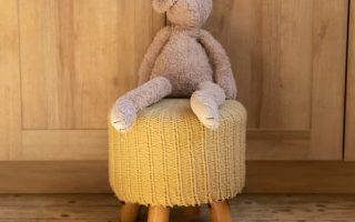 O que observar ao comprar tecido de pelúcia longo? Descubra o que é essencial observar ao comprar tecido de pelúcia longo e garanta a escolha perfeita para seus projetos de decoração e costura. Quando o assunto é criar peças elegantes e aconchegantes, comprar tecido de pelúcia longo é uma decisão estratégica. A textura densa e macia desse material confere um charme especial a qualquer projeto. Mas, antes de investir, é fundamental conhecer as características que garantem a qualidade do tecido. Afinal, um bom tecido de pelúcia pode transformar o resultado final, entregando beleza e durabilidade. Se você deseja acertar na escolha, acompanhe este guia completo e descubra os principais pontos a serem analisados na hora de comprar tecido de pelúcia longo. Entenda o que é o tecido de pelúcia longo O tecido de pelúcia longo é conhecido por sua pelagem alta, com opções que chegam a 70mm de altura. Esse tipo de tecido se destaca pela maciez extrema, proporcionando uma experiência tátil irresistível. Ideal para confecção de cobertores, almofadas, roupas de inverno e brinquedos, ele alia conforto à sofisticação. Sua textura encorpada e visual exuberante fazem dele uma escolha versátil para diversos projetos. Disponível em variadas cores e estilos, esse tecido ainda permite personalizar peças, combinando praticidade e requinte de forma harmoniosa. Especificações que você deve analisar Na hora de comprar tecido de pelúcia longo, alguns detalhes técnicos precisam ser observados para garantir a escolha ideal: Altura do pêlo: existem variações, sendo comuns as alturas de 55mm e 70mm. Quanto maior o pêlo, mais luxuoso o efeito visual e o toque; Composição: a cobertura (pêlo) e a base (malha) são feitas 100% de poliéster, material que proporciona durabilidade, resistência e facilidade de limpeza; Largura útil: normalmente de 160 cm, essa medida é importante para calcular o aproveitamento do tecido em projetos maiores; Tamanho dos rolos: em geral, vendidos em rolos de aproximadamente 30 metros, ideal para quem trabalha com produção em escala; Essas especificações influenciam diretamente no resultado final do projeto e precisam ser consideradas para não haver surpresas. A importância da origem e da qualidade do fornecedor Ao comprar tecido de pelúcia longo, confiar em fornecedores experientes é crucial. Empresas consolidadas no mercado, como a Domycryl, são referências nesse segmento. Com 25 anos de experiência, a Domycryl oferece tecidos de pelúcia de alta qualidade, desenvolvidos com rigoroso controle de fabricação. Desde 1998, a empresa se especializou em entregar soluções completas e qualificadas para quem busca o melhor em pelúcia. Optar por fornecedores reconhecidos não apenas garante um produto de confiança, mas também um atendimento diferenciado, capaz de apoiar todas as etapas do seu projeto. Como cuidar do tecido de pelúcia longo A conservação do tecido de pelúcia longo é simples, mas exige alguns cuidados para manter sua beleza e maciez: Lavagem: prefira a lavagem à mão ou em ciclo delicado, com sabão neutro; Secagem: deixe secar à sombra para evitar o ressecamento das fibras; Armazenagem: guarde em locais secos e arejados, evitando amassados; Penteabilidade: para revitalizar o volume do pêlo, utilize escovas macias. Essas práticas garantem que suas peças mantenham o visual sofisticado por muito mais tempo. Comprar tecido de pelúcia longo com segurança e qualidade Ao decidir comprar tecido de pelúcia longo, não basta escolher apenas pelo visual. Observar especificações técnicas, verificar a reputação do fornecedor e analisar as necessidades do projeto são passos fundamentais. A Domycryl, com sua expertise e variedade de produtos, é a escolha certa para quem busca tecidos de pelúcia premium. Conte com um atendimento especializado e encontre a solução ideal para transformar suas ideias em projetos de sucesso. Solicite agora mesmo um orçamento personalizado e descubra como nossos tecidos de pelúcia longo podem elevar o padrão das suas criações!