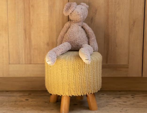 O que observar ao comprar tecido de pelúcia longo? Descubra o que é essencial observar ao comprar tecido de pelúcia longo e garanta a escolha perfeita para seus projetos de decoração e costura. Quando o assunto é criar peças elegantes e aconchegantes, comprar tecido de pelúcia longo é uma decisão estratégica. A textura densa e macia desse material confere um charme especial a qualquer projeto. Mas, antes de investir, é fundamental conhecer as características que garantem a qualidade do tecido. Afinal, um bom tecido de pelúcia pode transformar o resultado final, entregando beleza e durabilidade. Se você deseja acertar na escolha, acompanhe este guia completo e descubra os principais pontos a serem analisados na hora de comprar tecido de pelúcia longo. Entenda o que é o tecido de pelúcia longo O tecido de pelúcia longo é conhecido por sua pelagem alta, com opções que chegam a 70mm de altura. Esse tipo de tecido se destaca pela maciez extrema, proporcionando uma experiência tátil irresistível. Ideal para confecção de cobertores, almofadas, roupas de inverno e brinquedos, ele alia conforto à sofisticação. Sua textura encorpada e visual exuberante fazem dele uma escolha versátil para diversos projetos. Disponível em variadas cores e estilos, esse tecido ainda permite personalizar peças, combinando praticidade e requinte de forma harmoniosa. Especificações que você deve analisar Na hora de comprar tecido de pelúcia longo, alguns detalhes técnicos precisam ser observados para garantir a escolha ideal: Altura do pêlo: existem variações, sendo comuns as alturas de 55mm e 70mm. Quanto maior o pêlo, mais luxuoso o efeito visual e o toque; Composição: a cobertura (pêlo) e a base (malha) são feitas 100% de poliéster, material que proporciona durabilidade, resistência e facilidade de limpeza; Largura útil: normalmente de 160 cm, essa medida é importante para calcular o aproveitamento do tecido em projetos maiores; Tamanho dos rolos: em geral, vendidos em rolos de aproximadamente 30 metros, ideal para quem trabalha com produção em escala; Essas especificações influenciam diretamente no resultado final do projeto e precisam ser consideradas para não haver surpresas. A importância da origem e da qualidade do fornecedor Ao comprar tecido de pelúcia longo, confiar em fornecedores experientes é crucial. Empresas consolidadas no mercado, como a Domycryl, são referências nesse segmento. Com 25 anos de experiência, a Domycryl oferece tecidos de pelúcia de alta qualidade, desenvolvidos com rigoroso controle de fabricação. Desde 1998, a empresa se especializou em entregar soluções completas e qualificadas para quem busca o melhor em pelúcia. Optar por fornecedores reconhecidos não apenas garante um produto de confiança, mas também um atendimento diferenciado, capaz de apoiar todas as etapas do seu projeto. Como cuidar do tecido de pelúcia longo A conservação do tecido de pelúcia longo é simples, mas exige alguns cuidados para manter sua beleza e maciez: Lavagem: prefira a lavagem à mão ou em ciclo delicado, com sabão neutro; Secagem: deixe secar à sombra para evitar o ressecamento das fibras; Armazenagem: guarde em locais secos e arejados, evitando amassados; Penteabilidade: para revitalizar o volume do pêlo, utilize escovas macias. Essas práticas garantem que suas peças mantenham o visual sofisticado por muito mais tempo. Comprar tecido de pelúcia longo com segurança e qualidade Ao decidir comprar tecido de pelúcia longo, não basta escolher apenas pelo visual. Observar especificações técnicas, verificar a reputação do fornecedor e analisar as necessidades do projeto são passos fundamentais. A Domycryl, com sua expertise e variedade de produtos, é a escolha certa para quem busca tecidos de pelúcia premium. Conte com um atendimento especializado e encontre a solução ideal para transformar suas ideias em projetos de sucesso. Solicite agora mesmo um orçamento personalizado e descubra como nossos tecidos de pelúcia longo podem elevar o padrão das suas criações!