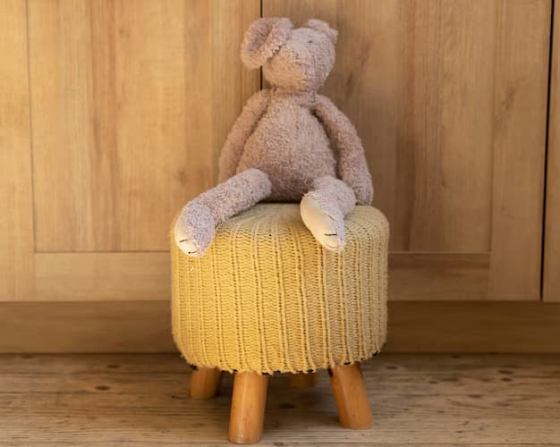 O que observar ao comprar tecido de pelúcia longo? Descubra o que é essencial observar ao comprar tecido de pelúcia longo e garanta a escolha perfeita para seus projetos de decoração e costura. Quando o assunto é criar peças elegantes e aconchegantes, comprar tecido de pelúcia longo é uma decisão estratégica. A textura densa e macia desse material confere um charme especial a qualquer projeto. Mas, antes de investir, é fundamental conhecer as características que garantem a qualidade do tecido. Afinal, um bom tecido de pelúcia pode transformar o resultado final, entregando beleza e durabilidade. Se você deseja acertar na escolha, acompanhe este guia completo e descubra os principais pontos a serem analisados na hora de comprar tecido de pelúcia longo. Entenda o que é o tecido de pelúcia longo O tecido de pelúcia longo é conhecido por sua pelagem alta, com opções que chegam a 70mm de altura. Esse tipo de tecido se destaca pela maciez extrema, proporcionando uma experiência tátil irresistível. Ideal para confecção de cobertores, almofadas, roupas de inverno e brinquedos, ele alia conforto à sofisticação. Sua textura encorpada e visual exuberante fazem dele uma escolha versátil para diversos projetos. Disponível em variadas cores e estilos, esse tecido ainda permite personalizar peças, combinando praticidade e requinte de forma harmoniosa. Especificações que você deve analisar Na hora de comprar tecido de pelúcia longo, alguns detalhes técnicos precisam ser observados para garantir a escolha ideal: Altura do pêlo: existem variações, sendo comuns as alturas de 55mm e 70mm. Quanto maior o pêlo, mais luxuoso o efeito visual e o toque; Composição: a cobertura (pêlo) e a base (malha) são feitas 100% de poliéster, material que proporciona durabilidade, resistência e facilidade de limpeza; Largura útil: normalmente de 160 cm, essa medida é importante para calcular o aproveitamento do tecido em projetos maiores; Tamanho dos rolos: em geral, vendidos em rolos de aproximadamente 30 metros, ideal para quem trabalha com produção em escala; Essas especificações influenciam diretamente no resultado final do projeto e precisam ser consideradas para não haver surpresas. A importância da origem e da qualidade do fornecedor Ao comprar tecido de pelúcia longo, confiar em fornecedores experientes é crucial. Empresas consolidadas no mercado, como a Domycryl, são referências nesse segmento. Com 25 anos de experiência, a Domycryl oferece tecidos de pelúcia de alta qualidade, desenvolvidos com rigoroso controle de fabricação. Desde 1998, a empresa se especializou em entregar soluções completas e qualificadas para quem busca o melhor em pelúcia. Optar por fornecedores reconhecidos não apenas garante um produto de confiança, mas também um atendimento diferenciado, capaz de apoiar todas as etapas do seu projeto. Como cuidar do tecido de pelúcia longo A conservação do tecido de pelúcia longo é simples, mas exige alguns cuidados para manter sua beleza e maciez: Lavagem: prefira a lavagem à mão ou em ciclo delicado, com sabão neutro; Secagem: deixe secar à sombra para evitar o ressecamento das fibras; Armazenagem: guarde em locais secos e arejados, evitando amassados; Penteabilidade: para revitalizar o volume do pêlo, utilize escovas macias. Essas práticas garantem que suas peças mantenham o visual sofisticado por muito mais tempo. Comprar tecido de pelúcia longo com segurança e qualidade Ao decidir comprar tecido de pelúcia longo, não basta escolher apenas pelo visual. Observar especificações técnicas, verificar a reputação do fornecedor e analisar as necessidades do projeto são passos fundamentais. A Domycryl, com sua expertise e variedade de produtos, é a escolha certa para quem busca tecidos de pelúcia premium. Conte com um atendimento especializado e encontre a solução ideal para transformar suas ideias em projetos de sucesso. Solicite agora mesmo um orçamento personalizado e descubra como nossos tecidos de pelúcia longo podem elevar o padrão das suas criações!